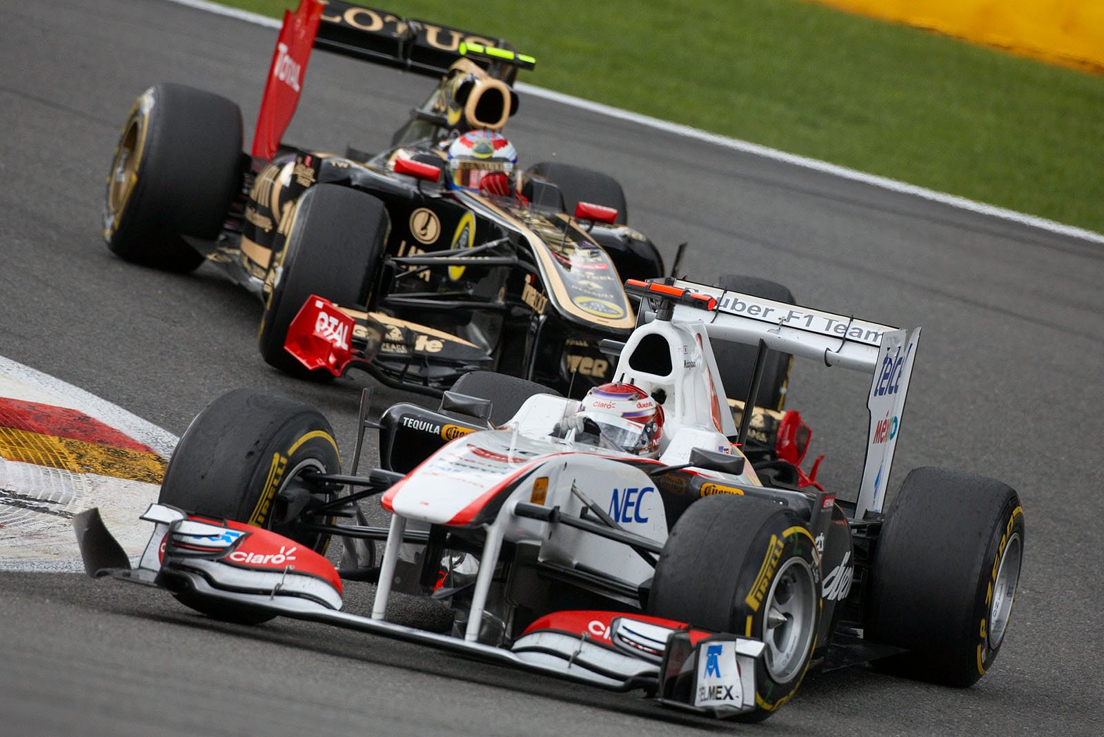 Kamui Kobayashi, Sauber F1 Team, in front of Petrov