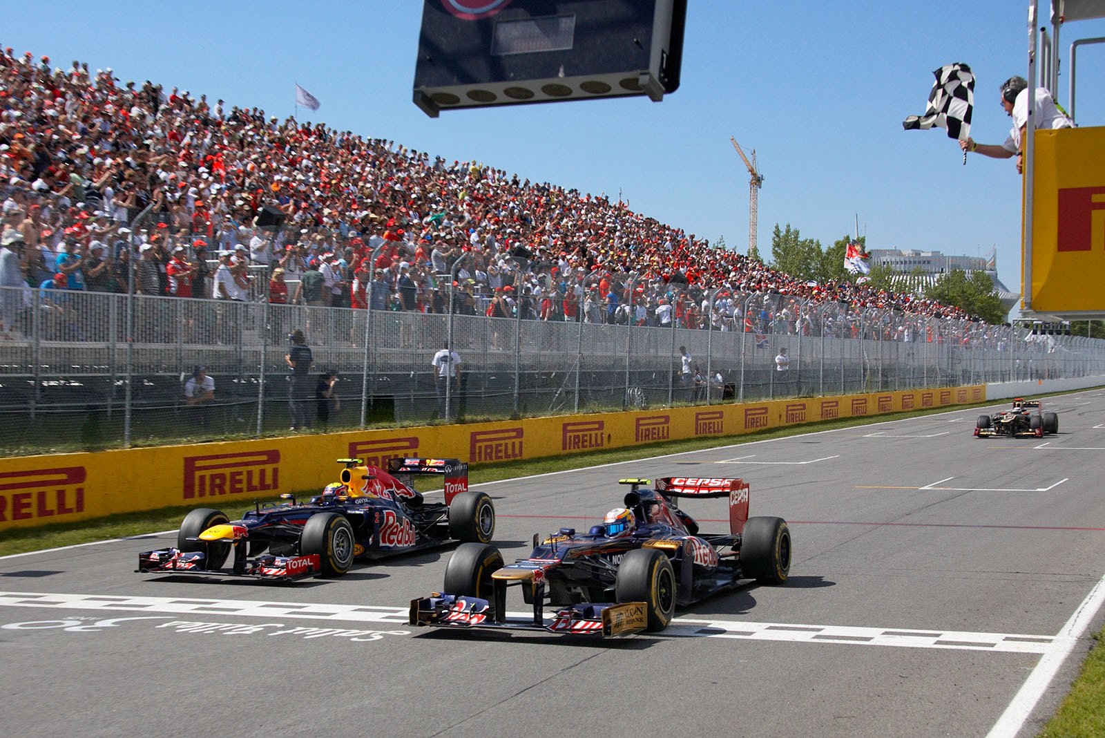 webber und der überrundete vergne, hinten kimi als 8.