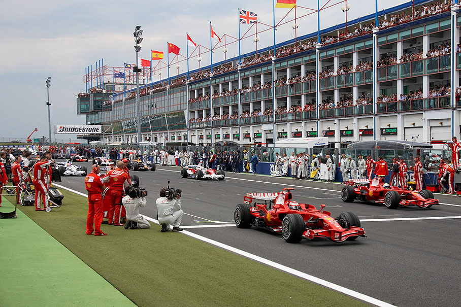 The field starts to formation lap