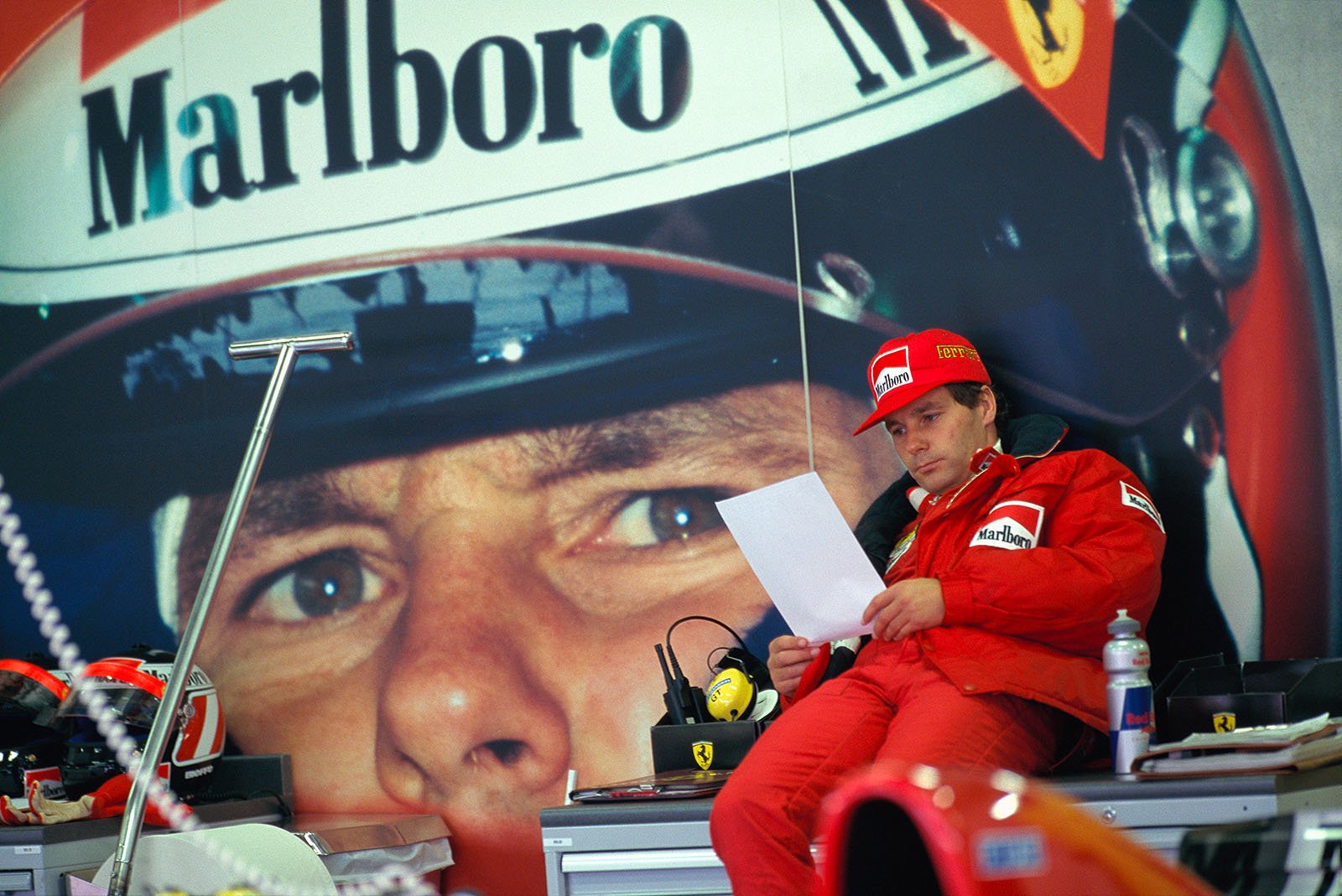 Gerhard Berger in Ferrari pits, Spanish Grand Prix, 1995