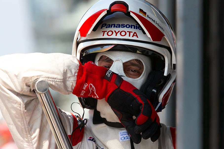Toyota Racing mechanic Bernd Schmitz leans on the jack in anticipation for a fast service