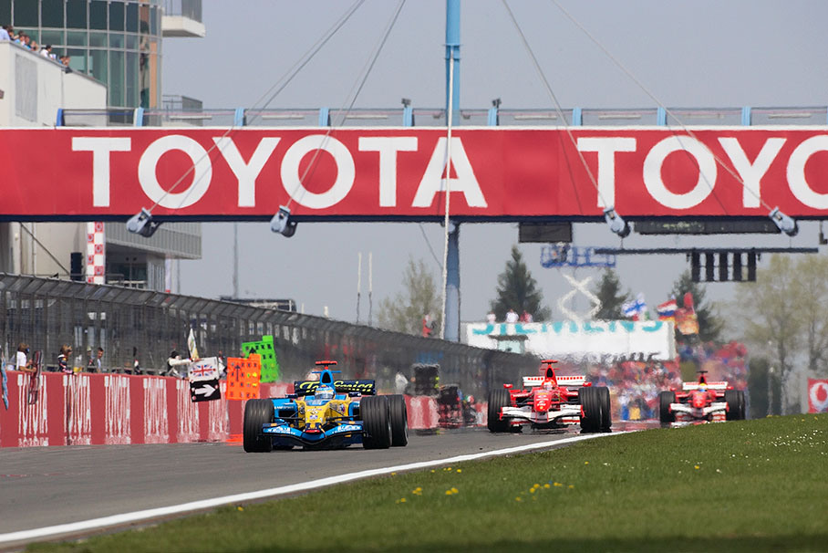 Alonso still leading the two Ferraris