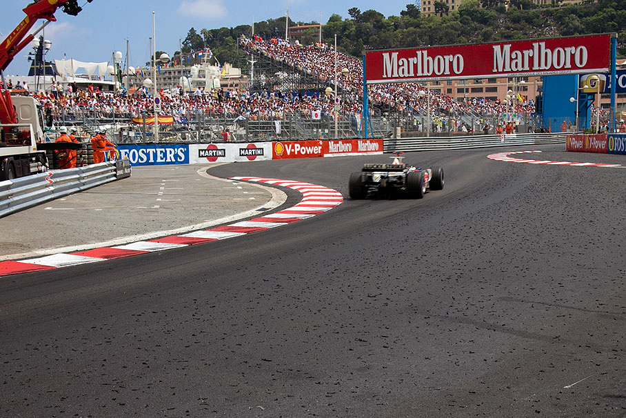 Barrichello passing the Piscine chicane