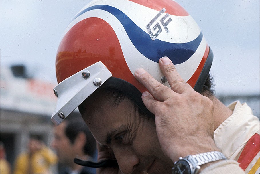 George Follmer (USA) takes his helmet off
