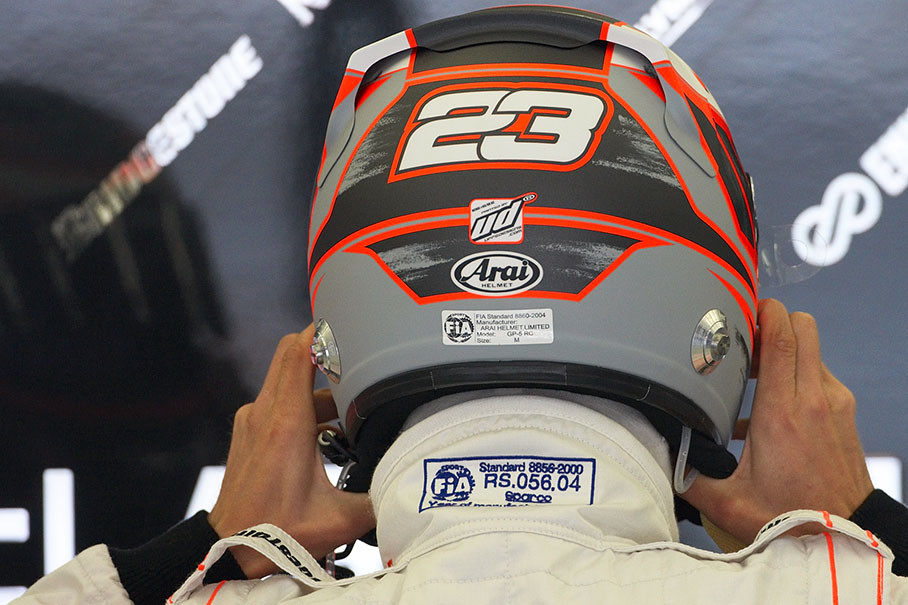 Heikki Kovalainen puts his helmet on