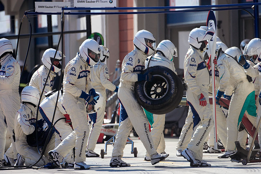 BMW Sauber mechanics clearing the pitlane