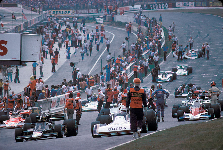 Preparations on the grid before the start of the 1976 Spanish GP