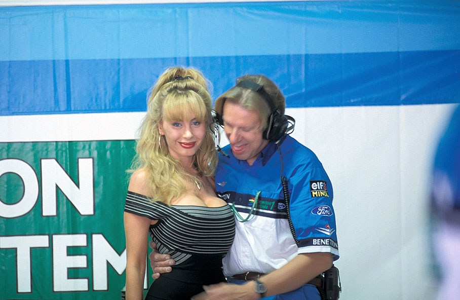 Die Schauspielerin Dolly Buster zu Besuch in der Benetton-Box