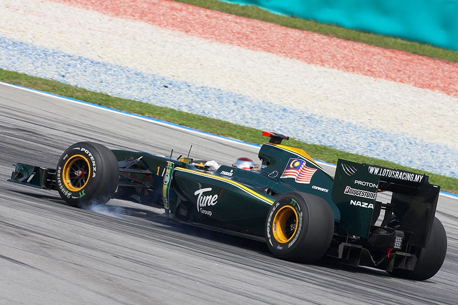 Jarno Trulli, Lotus Racing, brakes with smoking tyres
