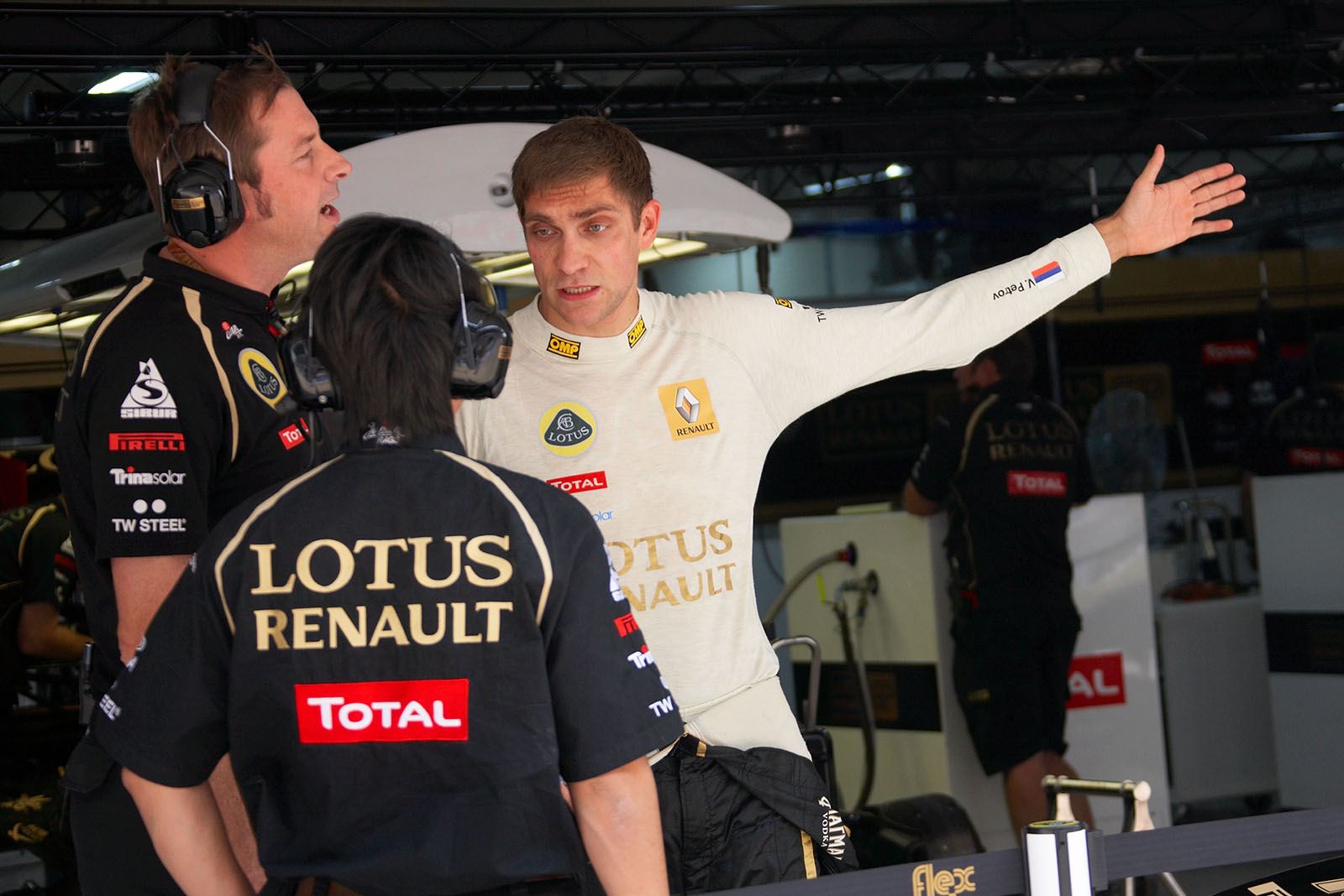 Vitaly Petrov discusses in the pits with the Renault GP engineers