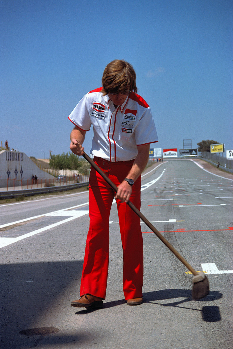 Alastair Caldwell, McLaren's team manager, cleans the grid from dirt, Spanish Grand Prix, Jarama, 1976