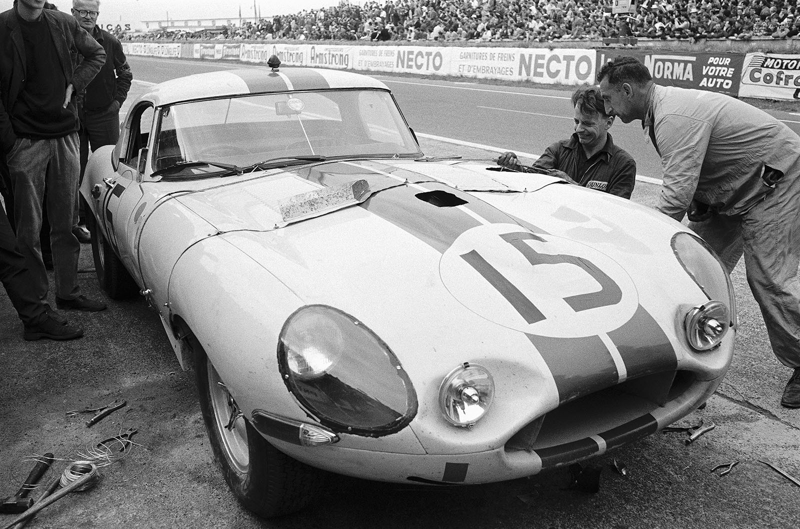 Briggs Cunningham's (USA) repaired Jaguar E-type Lightweight S850664 5115 WK gains 9th position after a service in pits