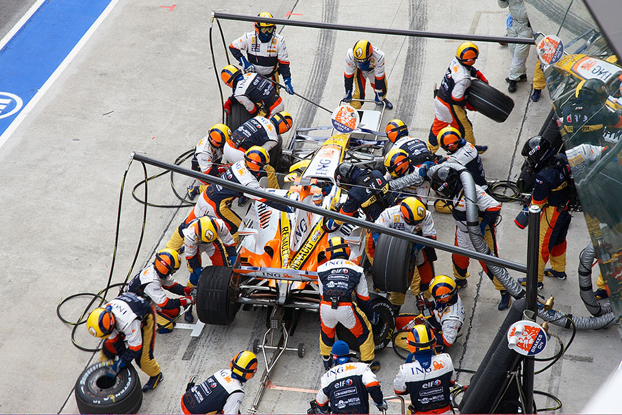 Alonso enters Renault pits in lap 22