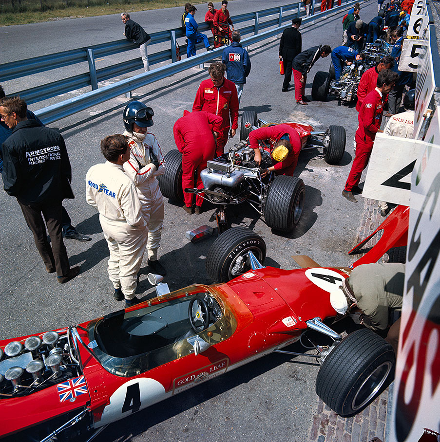 Zandvoort pits: Graham Hill having a chat with Bruce McLaren during practice
