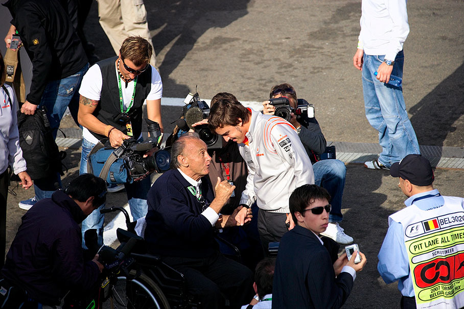 Fernando Alonso welcomes the handicapped brazilian race fan Marcelo Lindoro in the paddock