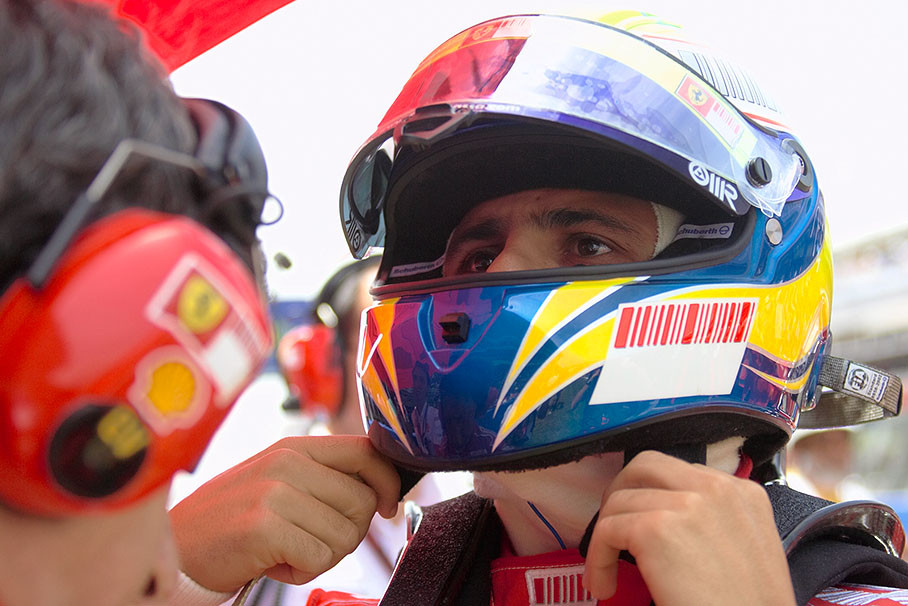 Felipe Massa puts his helmet on