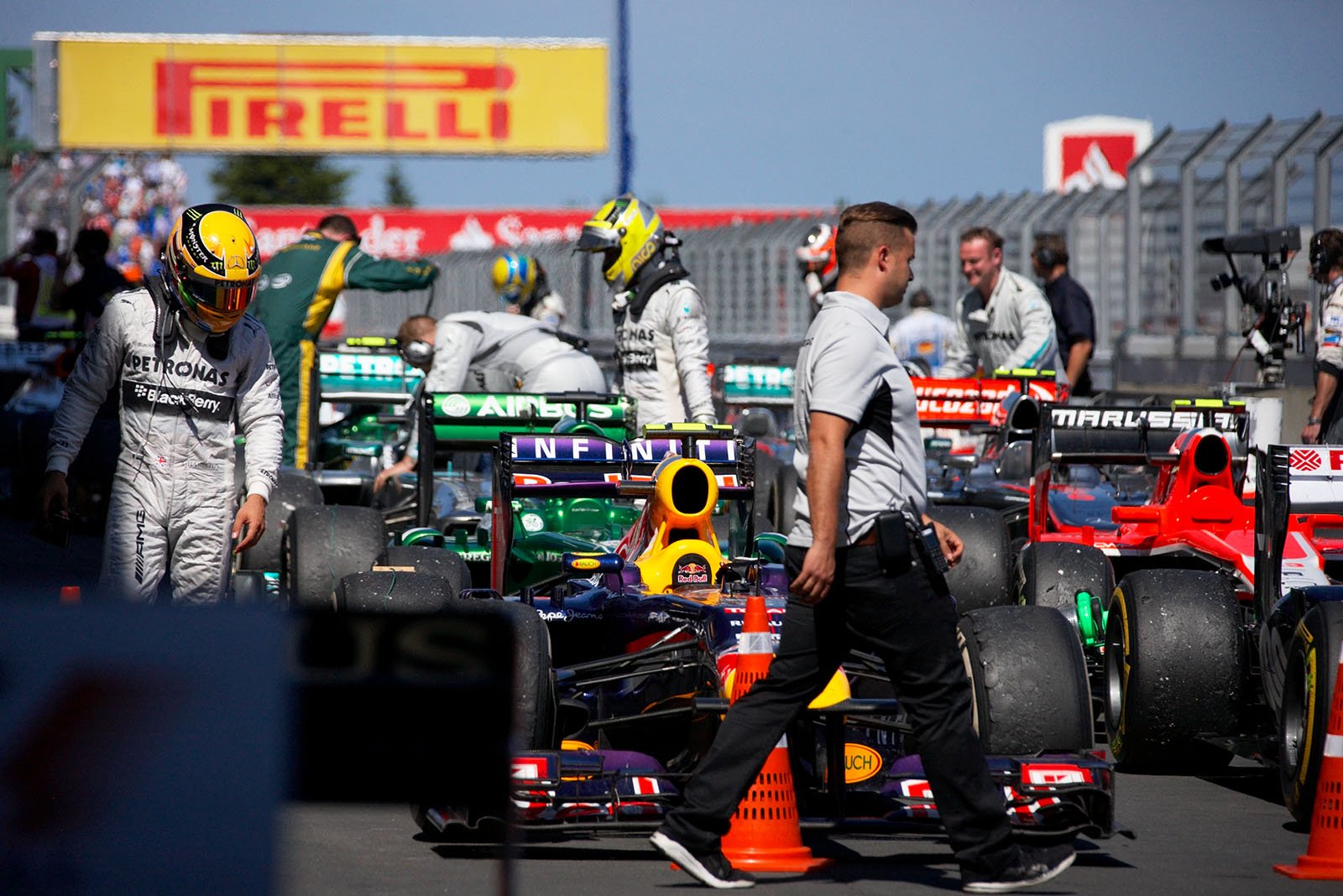 lewis checkt webbers red bull