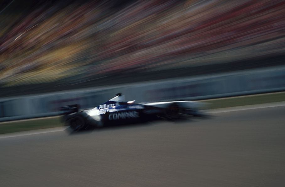 Montoya in his Williams, zoom
