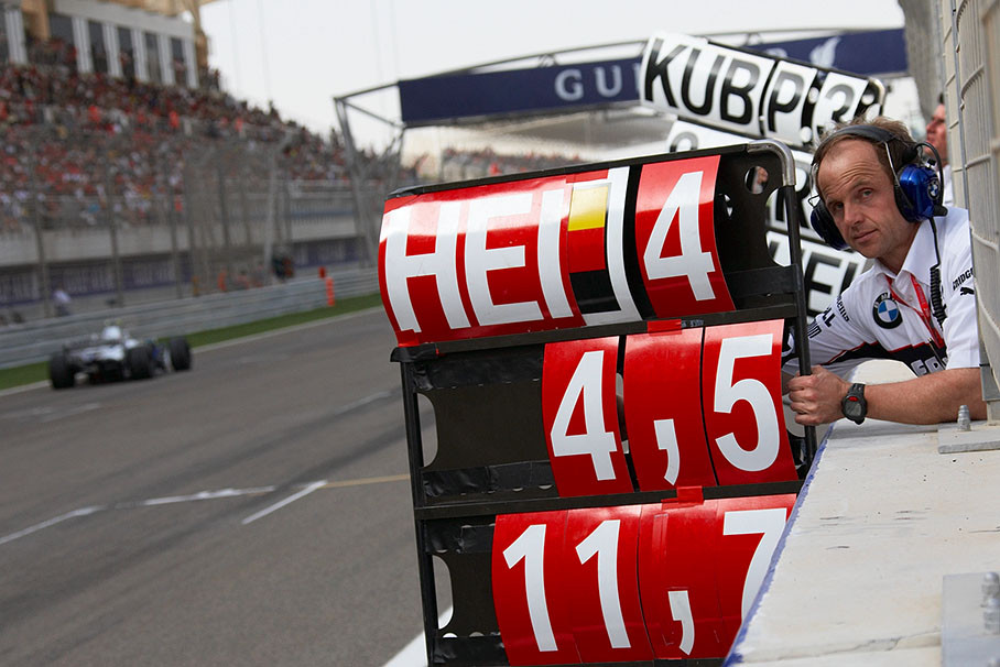Physio Jo Leberer informs Heidfeld about his position