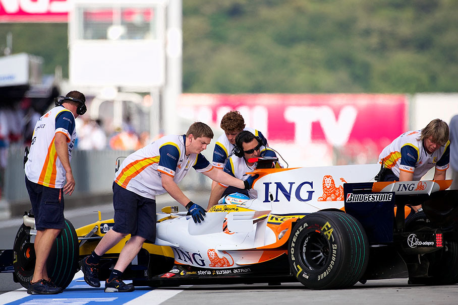 Fernando Alonso is being pushed back to Renault pits during practice session