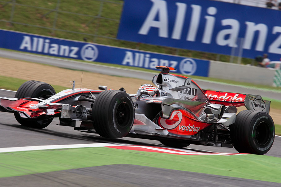 Fernando Alonso lifts a wheel