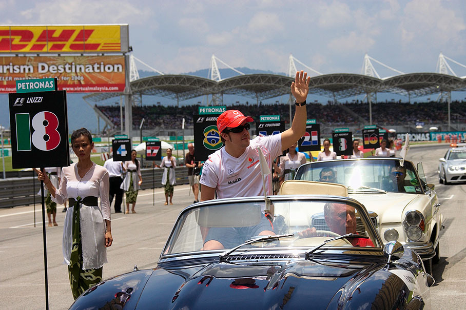 Fernando Alonso waves his fans