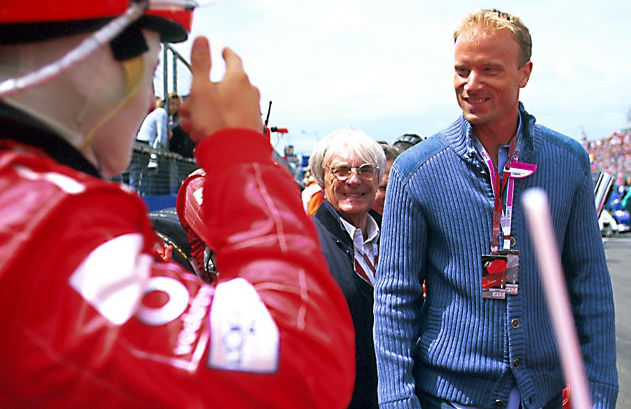 Soccer player Dennis Bergkamp scrolling along the grid