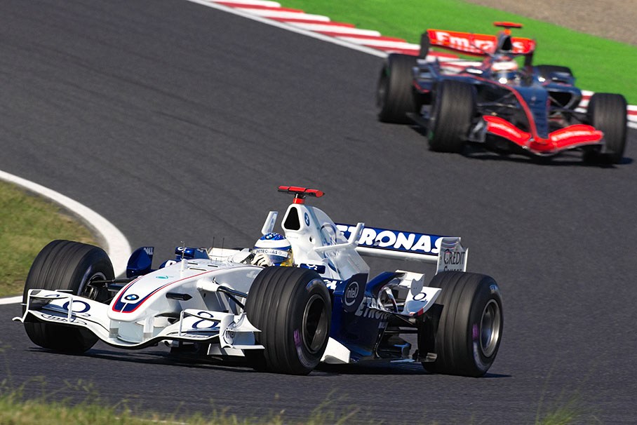 Nick Heidfeld makes Kimi Raikkonen keeping his distance