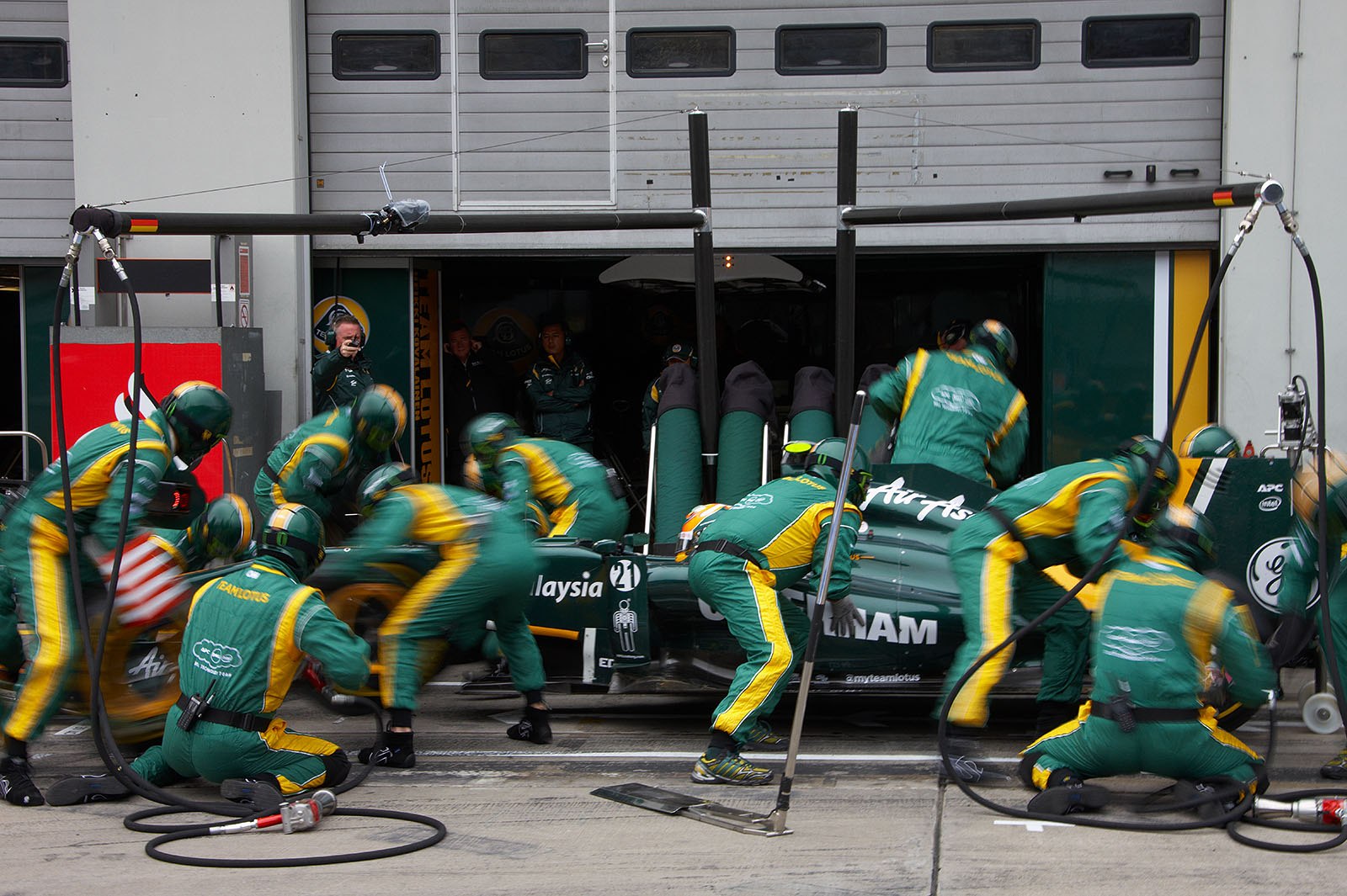 Karun Chandhok receives a fast service at Team Lotus pits