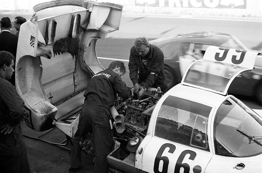 Porsche mechanics try to reveal the cause of spilled oil on the engine bonnet of the Porsche 906 156 driven by Gerhard Koch (D) and Christian Poirot (F)