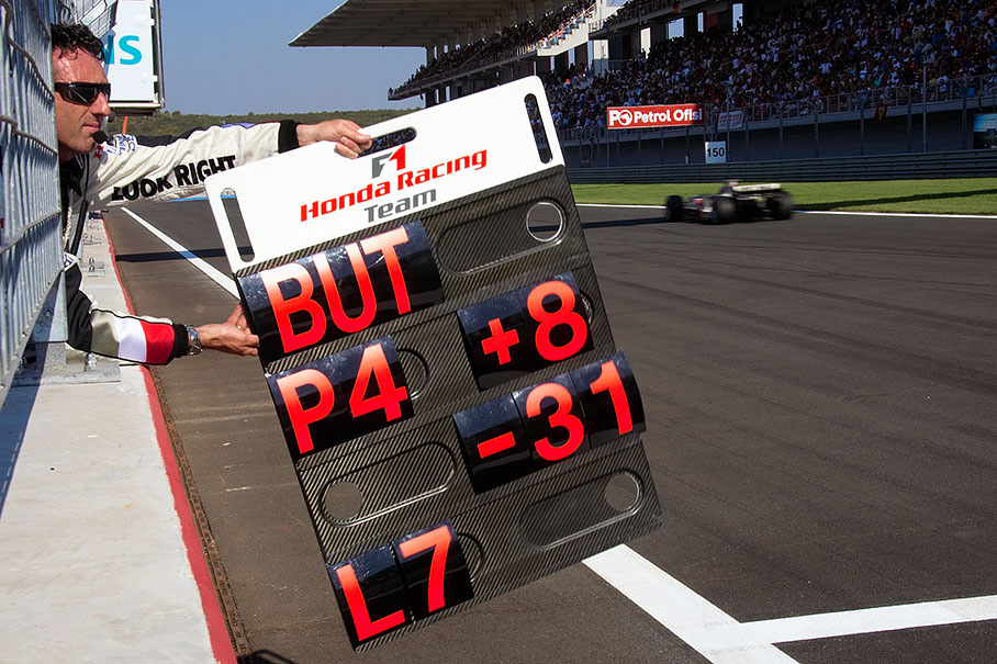 Jenson Button keeps position 4 until the end of race