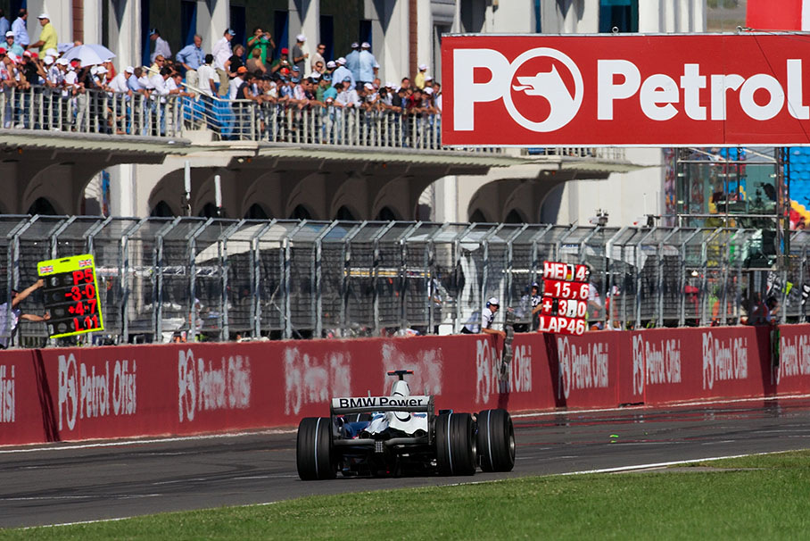 Nick Heidfeld passes the BMW Sauber pitwall signal