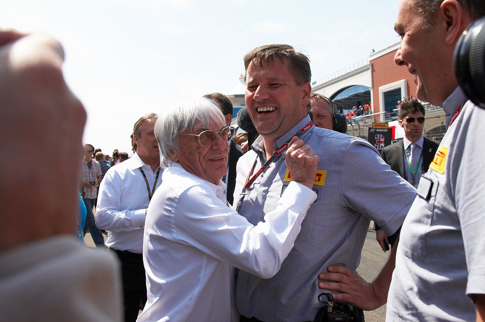 Bernie Ecclestone jokes around on the grid with mit Paul Hembery, Pirelli motorsport director