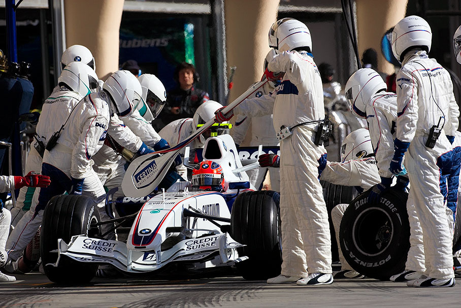 Robert Kubica receives a quick refill and new harder 'standard tyres'