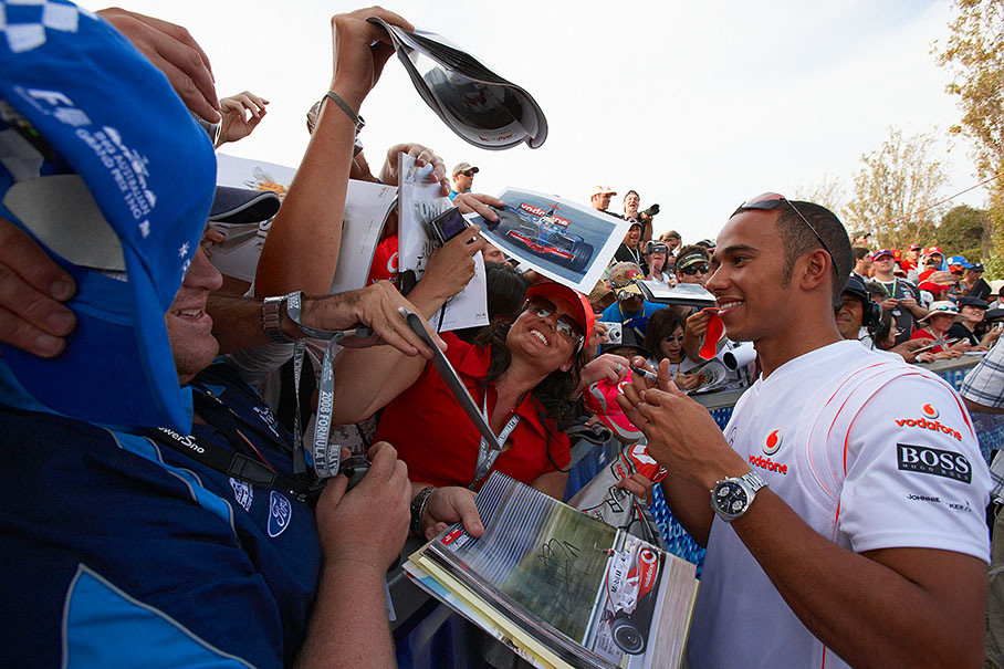 Fans show overwhelming profession of sympathy for Lewis Hamilton