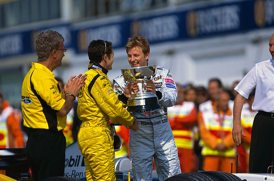 Raikkonen hands over Brazilian GP winner's trophy to the actual winner Fisichella, two weeks later in Imola.