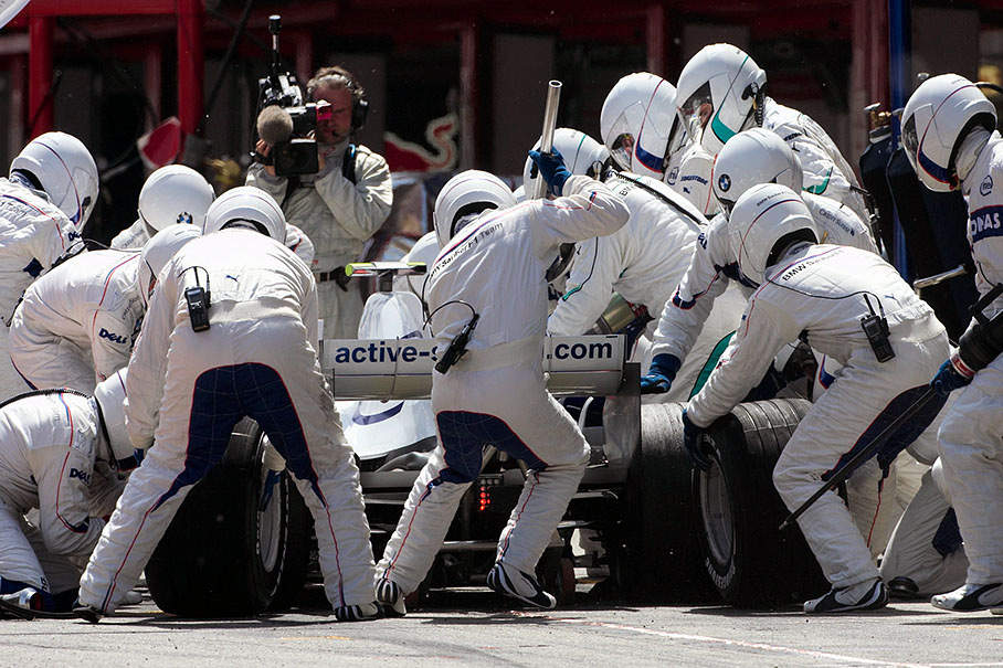 Robert Kubica receives a fast service