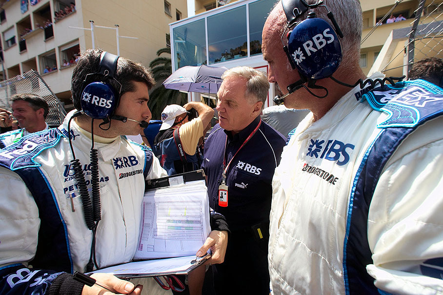 Patrick Head instructing his Williams engineers on the grid
