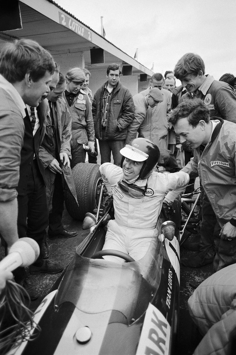 Everybody awaits Jim Clark in pits
