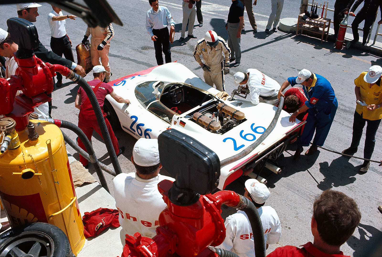 Gerhard Mitter ¸bernimmt den sp‰teren Sieger-Porsche 908/2 von Udo Sch¸tz