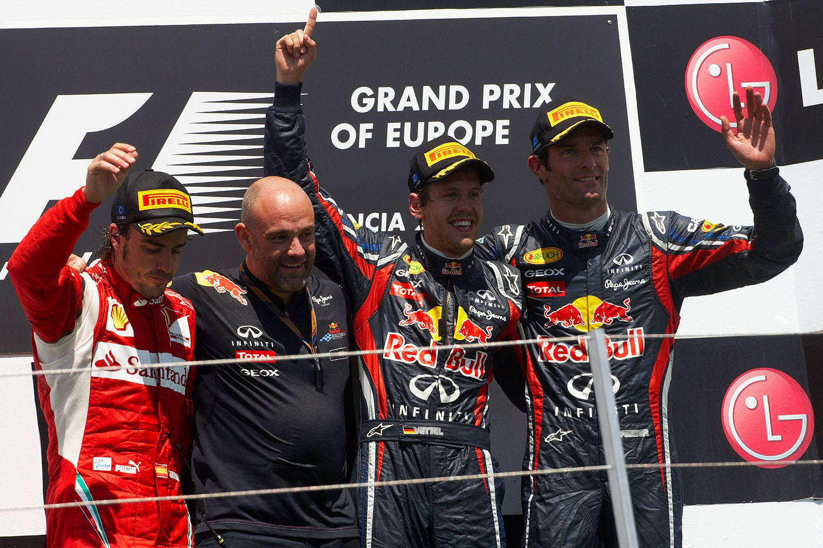 Final podium ceremony group photo of second placed Fernando Alonso of Ferrari, Red Bull head of race engineering Ian Morgan, race winner Sebastian Vettel and third placed Mark Webber