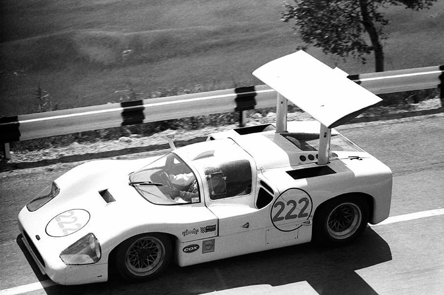 Targa Florio 1967: Phil Hill's (USA) and Hap Sharp's (USA) Chaparral 2F Chevrolet 2F001 retires with a tyre puncture