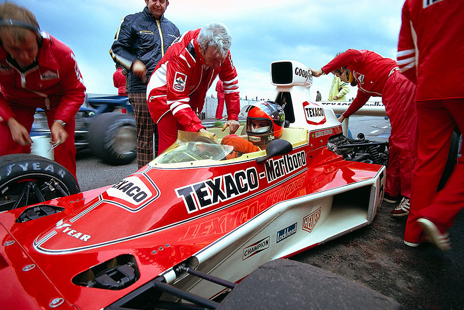 McLaren driver Emerson Fittipaldi, next to him teamboss Teddy Mayer