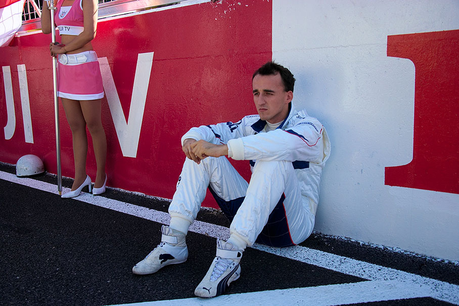 Robert Kubica concentrates on the race besides his grid girl