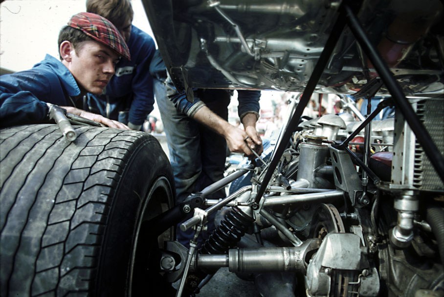 Matra mechanics prepare the Matra Four-wheel-drive