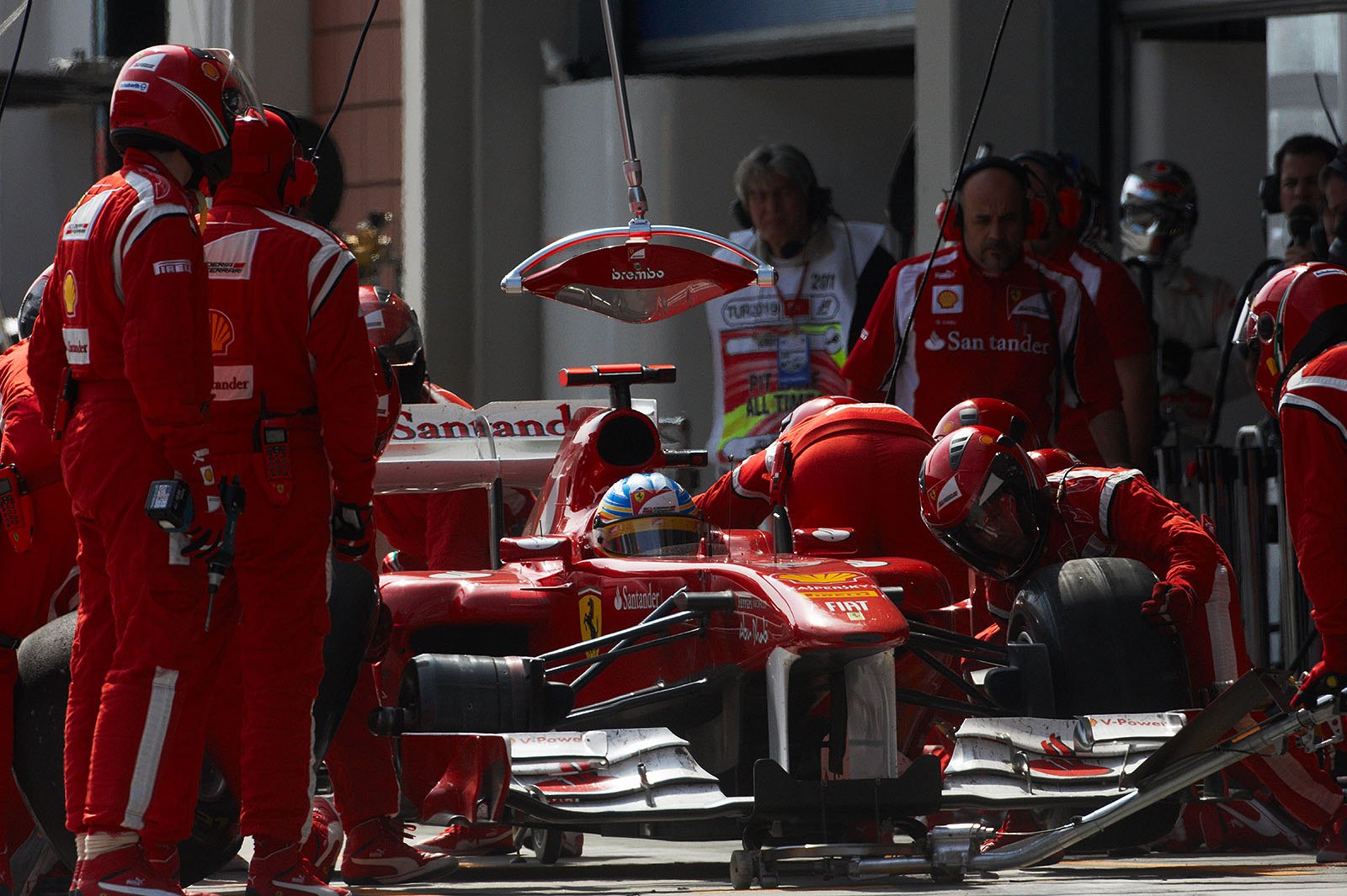 Fernando Alonso stops for the third time at Ferrari pits in lap 36