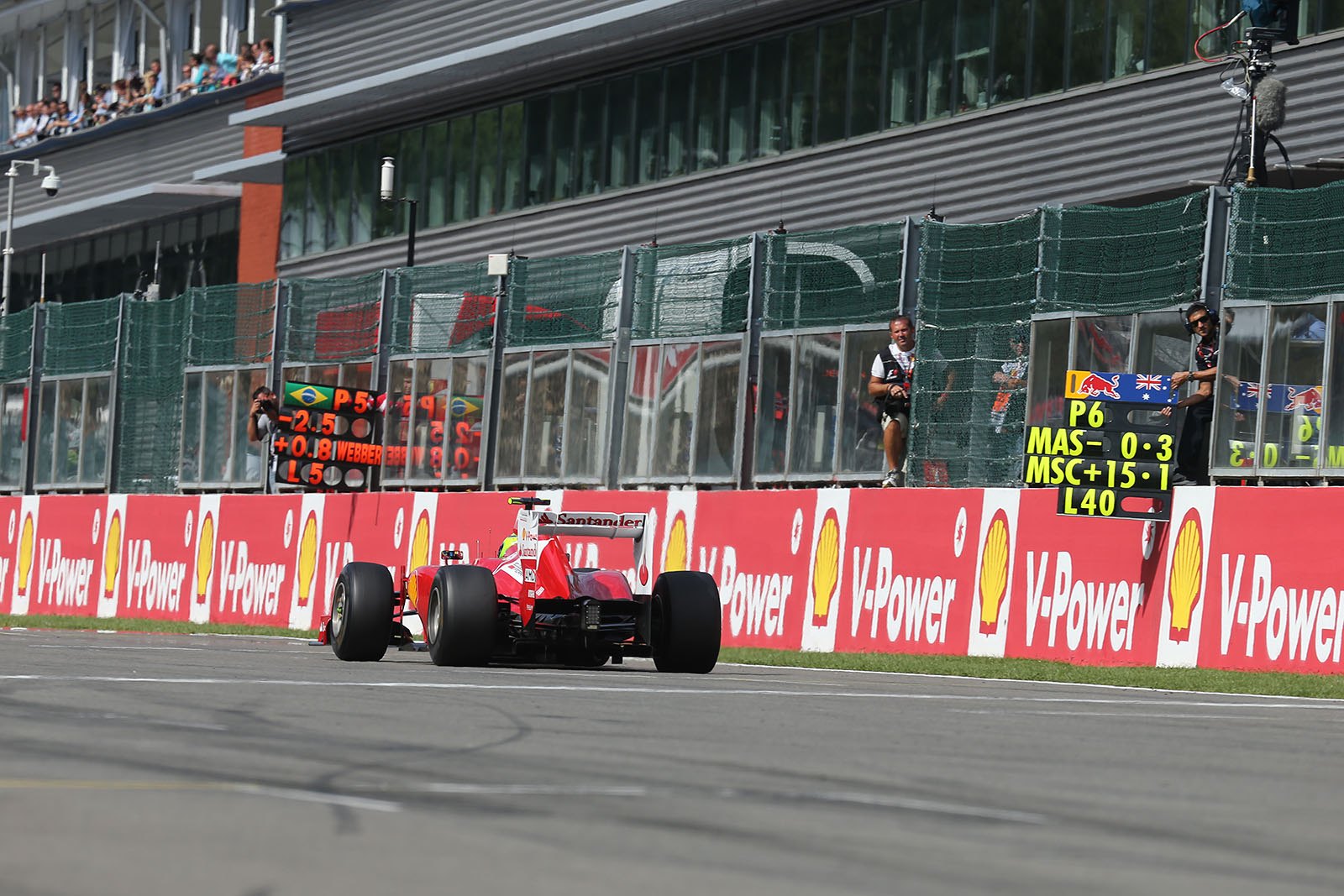 Felipe Massa, Ferrari, passes his pit board