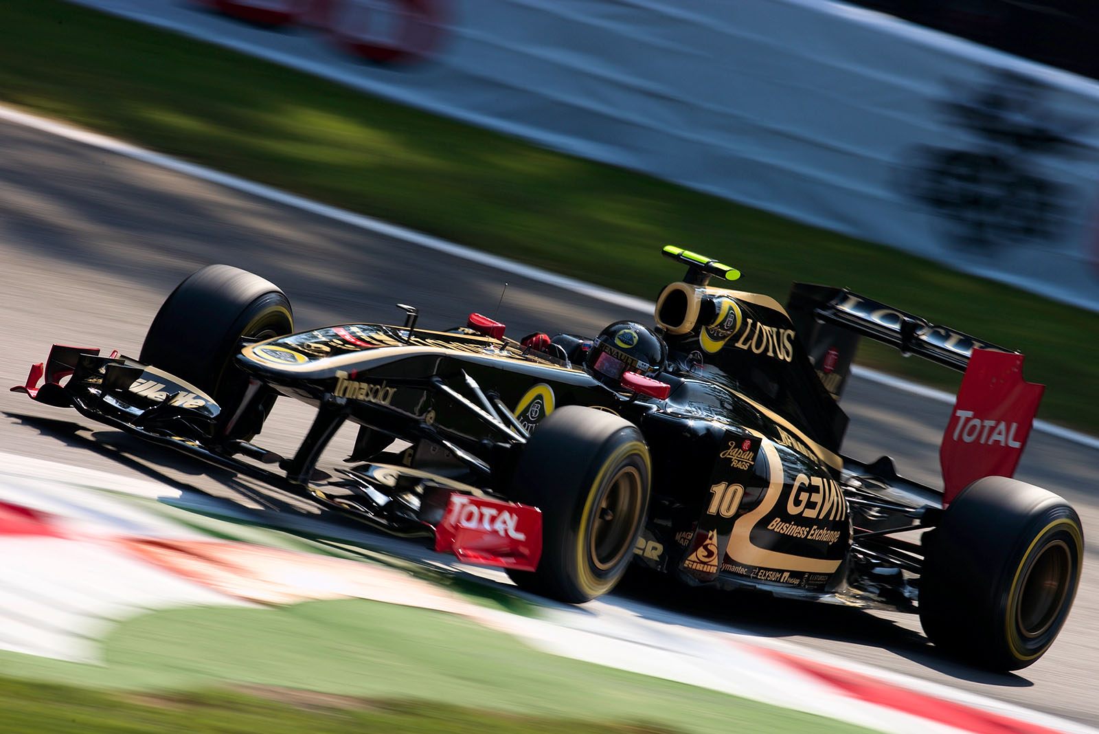 Vitaly Petrov, Lotus Renault GP, wears a black helmet to show his sympathy for the victims of a plane crash in Russia