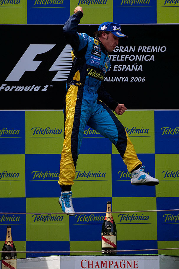 A funny never-seen-before side jump of the winner Alonso