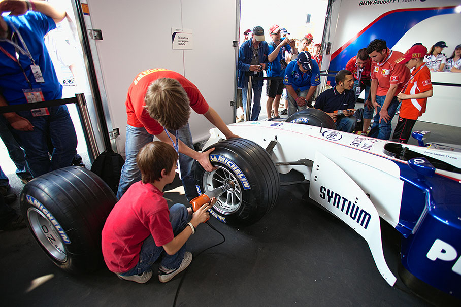 Fans are able to practice and to perform a timed pitstop on a real F1 car